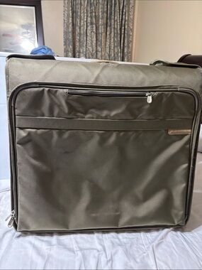 Briggs & Riley 24 wheeled wardrobe garment bag. Excellent preowned condition